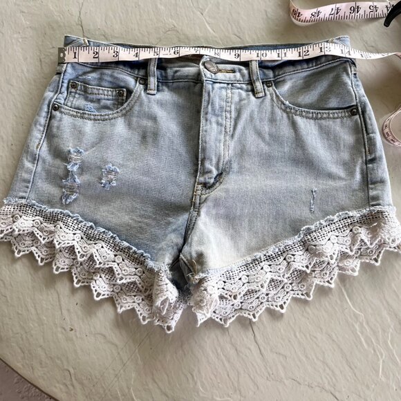 Free People Crochet Lace Trim Denim Jean Shorts Size 25 - Picture 7 of 9